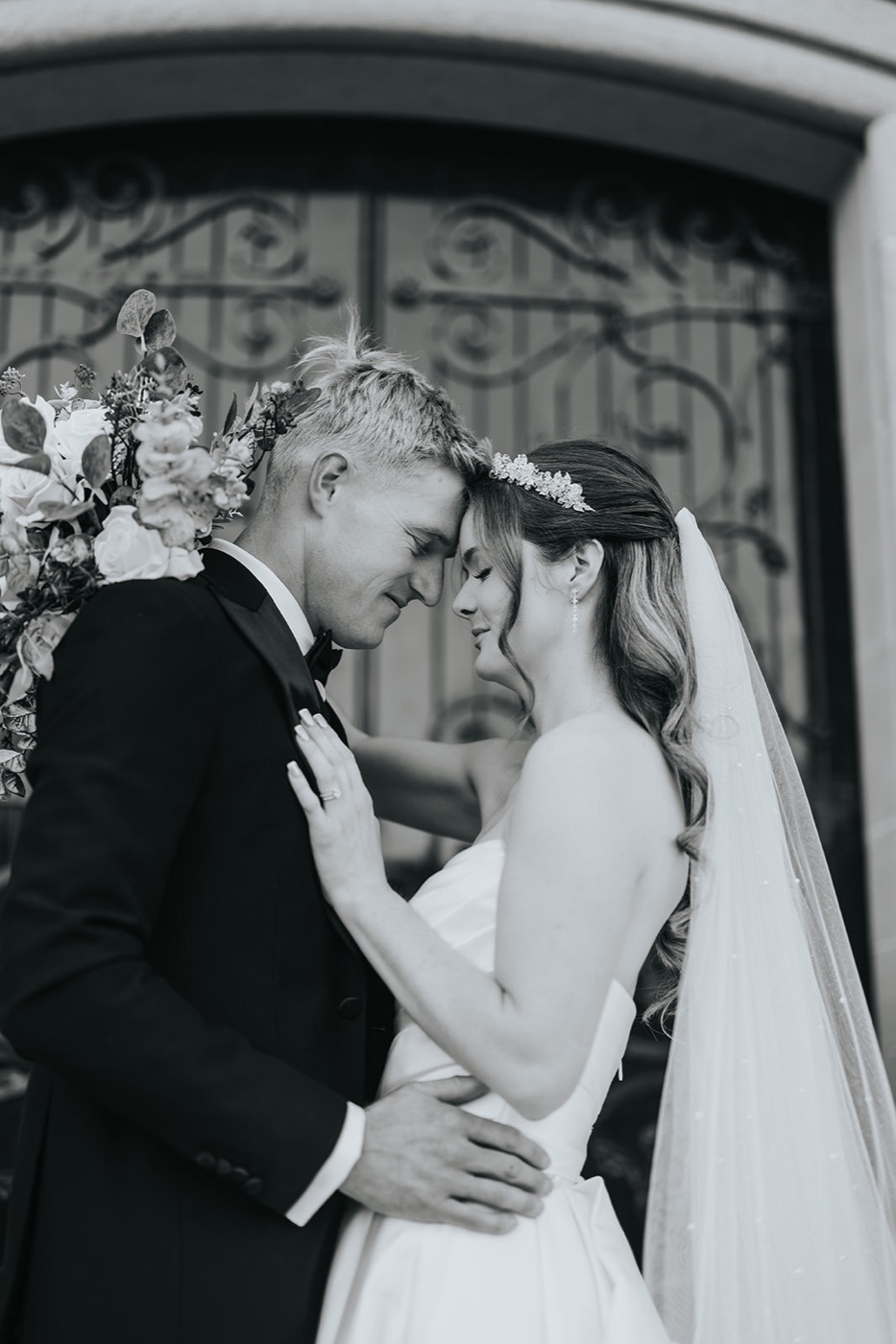 Black and white of the couple at the cathedral doors