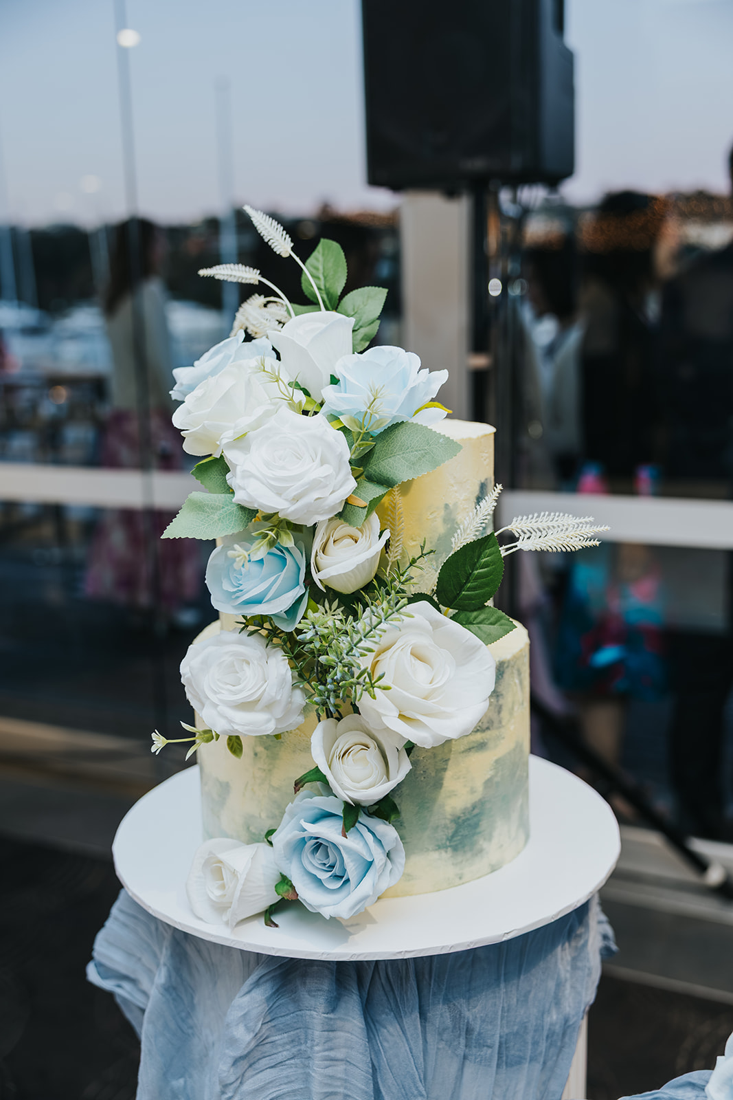 Rabi and Shaphir’s white and blue floral wedding cake